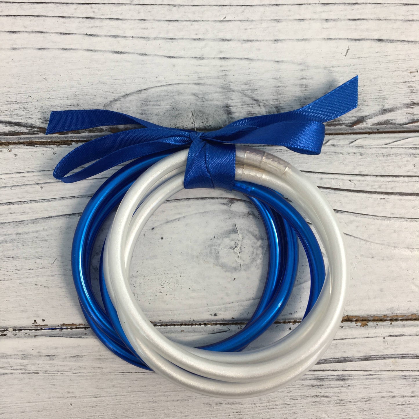 Blue and white bangle bracelet set