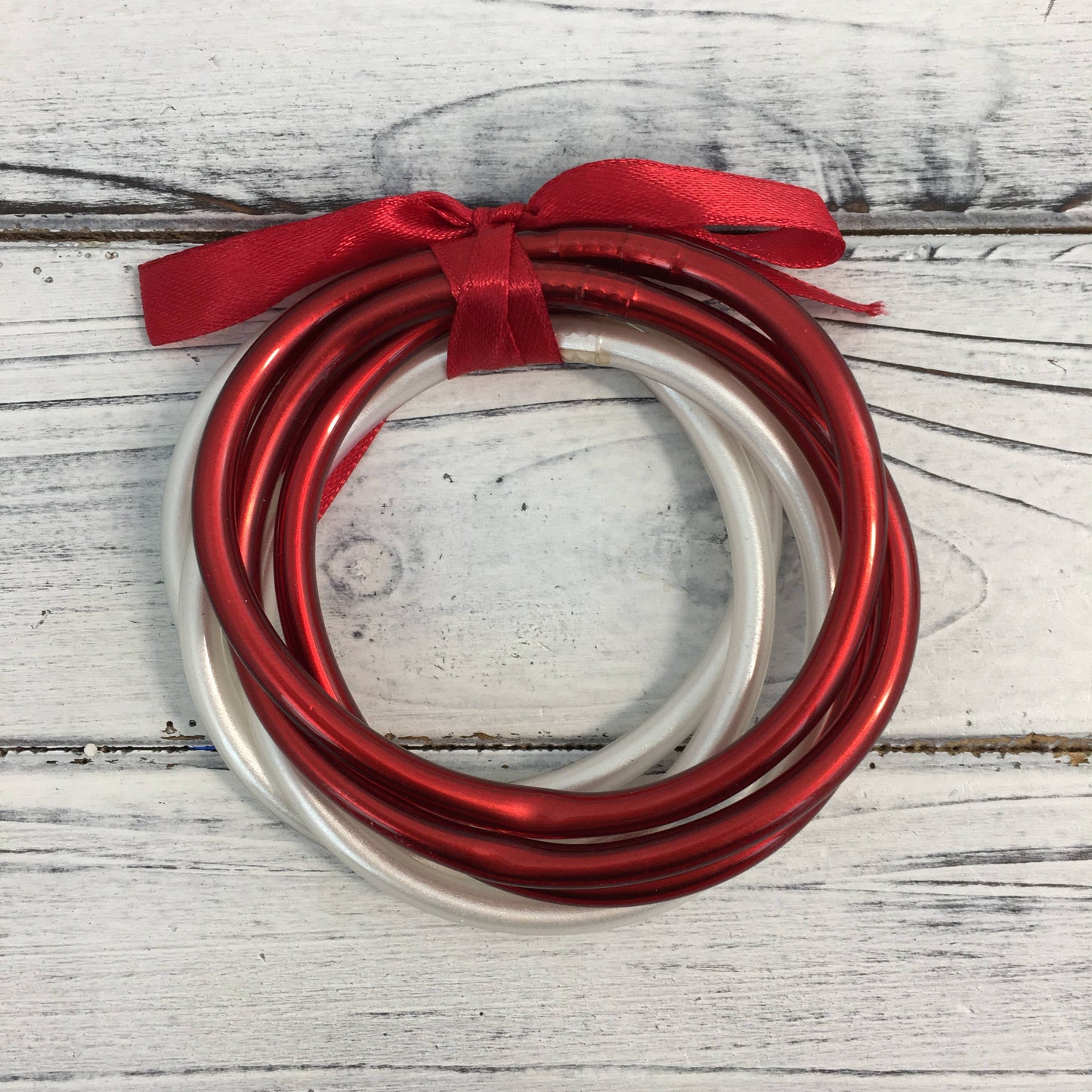 Red and white bangle bracelet set 
